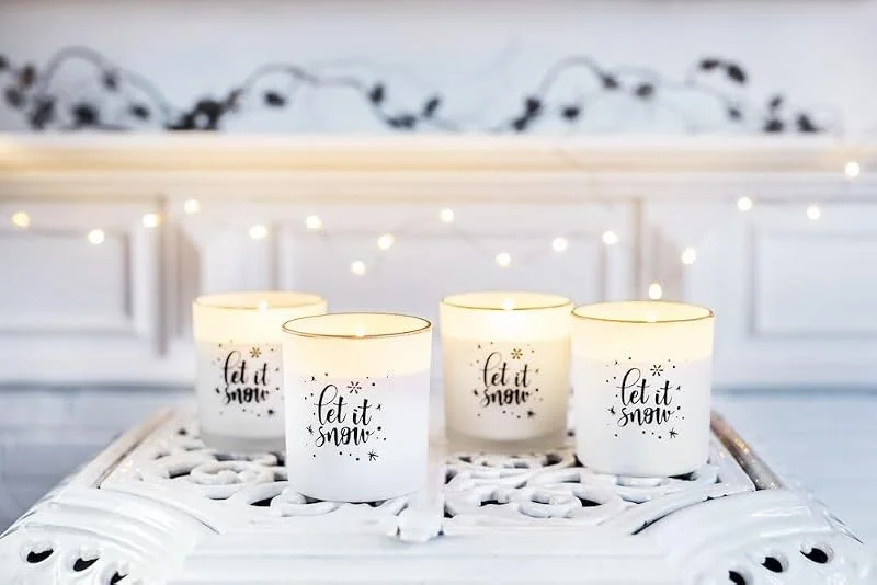 Besuche den MichaelNoll-Store Duftkerze im Glas - 4er-Set - Kerze, Advent, Weihnachten, Raumduft - Kein Ruß - Brenndauer: 25 Std - verschiedene Duftaromen – 7x7x8 cm — Kerzenlicht Abendessen