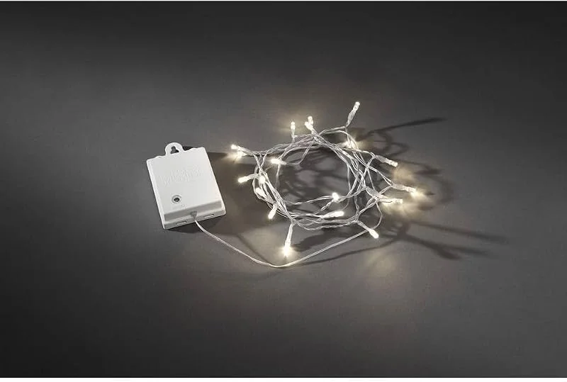 Besuche den Konstsmide-Store Konstsmide LED Lichterkette, mit an, aus Schalter, 6h Timer, 8 Funktionen, Memoryfunktion, 40 warm weiße Dioden, batteriebetrieben, Außen, transparentes Kabel, weiße Box, 4 x AA 1.5V (exkl.) - 3724-103 — Weihnachtsbeleuchtung