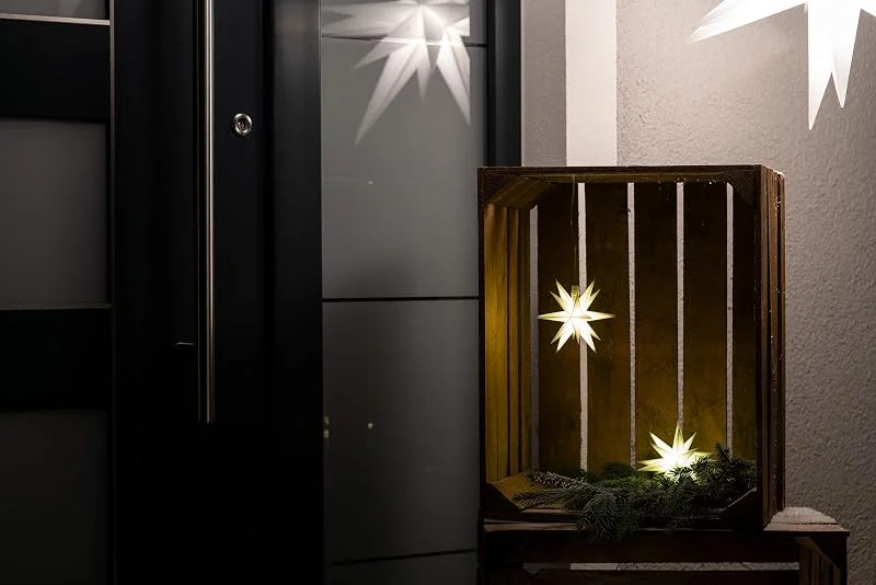 Besuche den Novaliv-Store Novaliv Weihnachtsstern LED Dekostern Klein 12cm WEISS mit Batteriefach für 3 AA Batterien 6h Timerfunktion 1, 5m Kabel für Innen & Aussen 3D Stern 18 Zackig Leuchtstern beleuchtet — Weihnachtsdeko