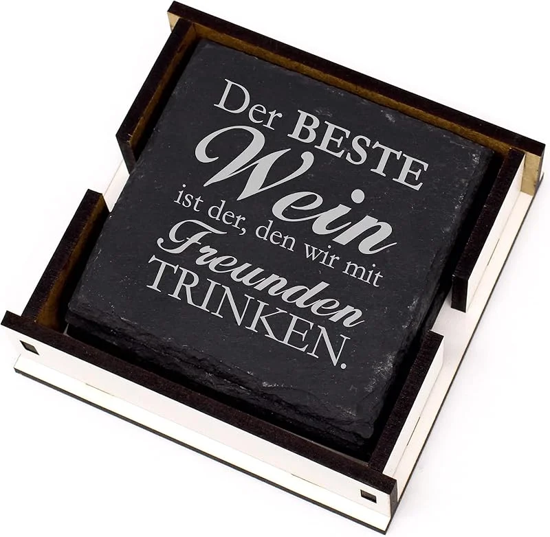 Besuche den DEKOLANDO-Store Schiefer Untersetzer für Weingläser eckig Gravur - Der Beste Wein ist der, den wir mit Freunden Trinken - 4er Set mit Box - Design Wein Glasuntersetzer in dunkelgrau Getränkeuntersetzer 11 x 11 cm — Wein und Festtafel