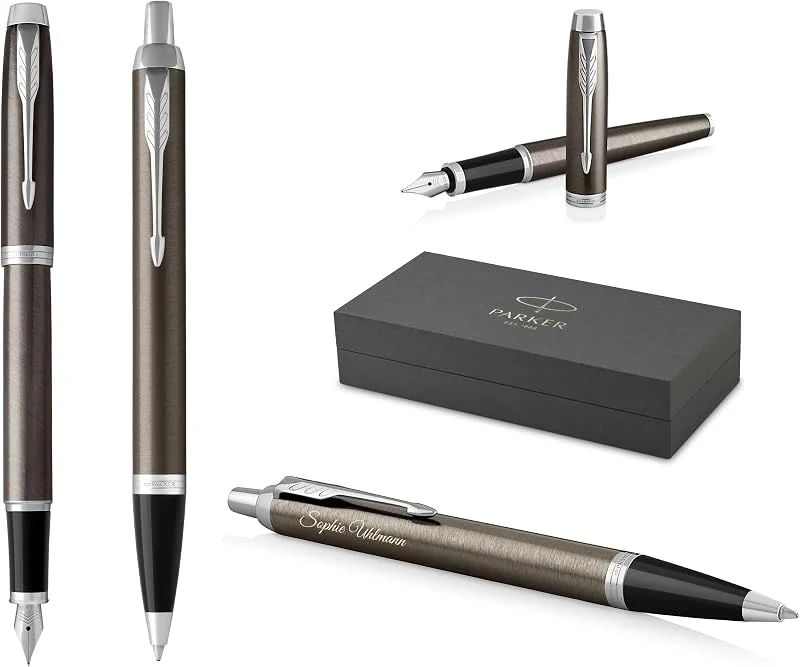 PARKER IM Core Füllfederhalter und Kugelschreiber mit Gravur, Premium Stift, Geschenkbox, schwarze Mine, personalisiertes Geschenk, Namen, graviert, Geburtstag (Dark Espresso C.C.) — Geschenkverpackung