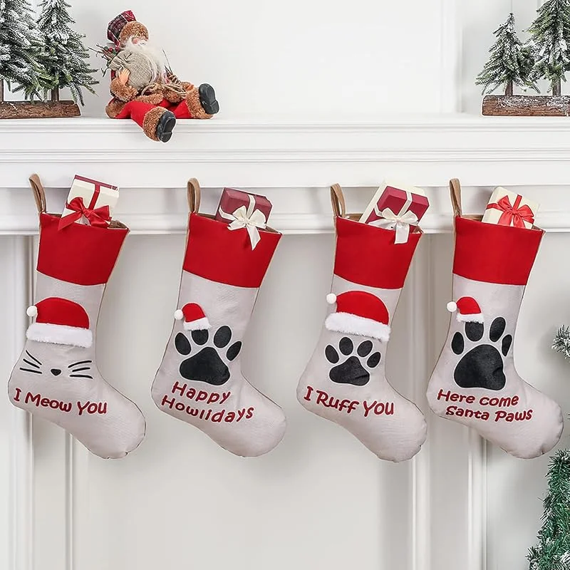 Marke: WAYDEKO Weihnachtsstrümpfe Set mit 4 Haustierpfoten Zitaten Stoff Filz Manschette Geschenktüten für Urlaub Kamin Hängende Weihnachtsfeier Dekorationen Katze Hund Haustiere Strumpf — Weihnachtsdeko