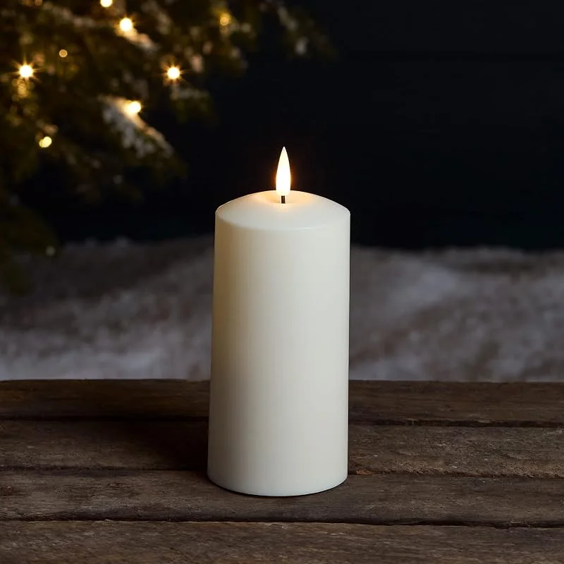 Besuche den Lights4fun-Store Lights4fun Wasserfeste TruGlow®-Kerze, mit warmweißer flackernder LED-Flamme, Batteriebetrieb & Timer, Dekoration, Wetterfeste Stumpenkerze Säulenkerze für Innen & Außen, Höhe 15 cm, Elfenbein — Kerzenlicht Abendessen