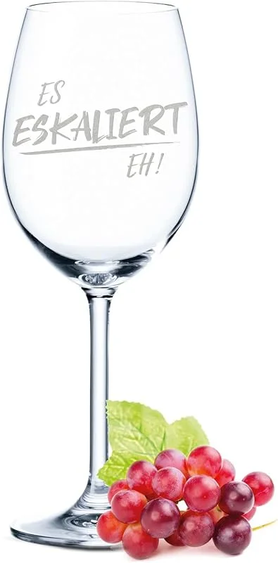 Besuche den GRAVURZEILE-Store GRAVURZEILE Weinglas mit Gravur - Es eskaliert eh! - Lustige gravierte Geschenke mit Spruch für Sie & Ihn - Geschenk für Mama zum Geburtstag - für Freunde & Familie — Wein und Festtafel