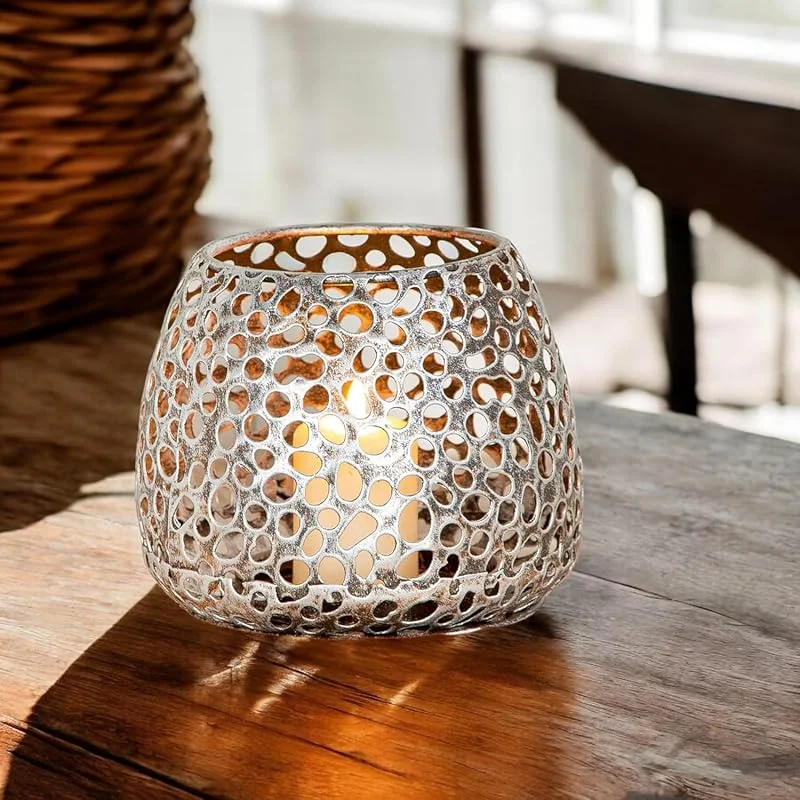 Besuche den GILDE-Store GILDE Windlicht Metall Chico – Tischdeko Farbe: Silber antikfinish matt – Deko Kerzenhalter für Teelichte oder kleine Stumpenkerzen Höhe 12 cm — Kerzenlicht Abendessen
