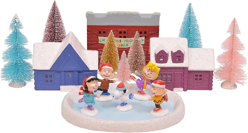 Marke: Mark Feldstein & Associates Mark Feldstein Peanuts Gang Eislauf-Urlaubsdorf, 16er Set, mit Porzellanhäusern und Sisalbäumen — Weihnachtsdeko