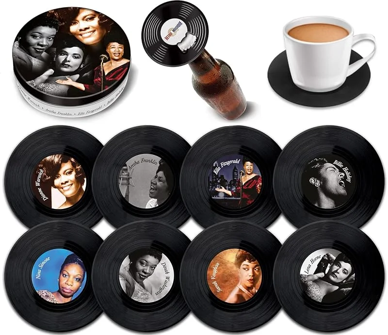 Marke: Retro Musique Jazz Divas Vinyl-Untersetzer, 8 Stück, mit magnetischem Flaschenöffner, schöne Musik-Untersetzer, Bar-Geschenke für Männer und Frauen, fantastisches Geschenk für Musikliebhaber, verpackt — Wein und Festtafel