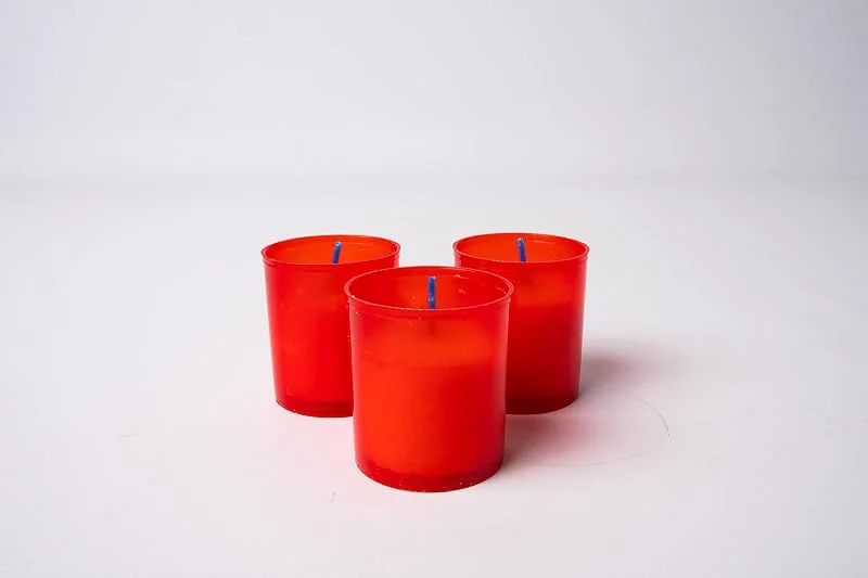 Marke: La Briantina La Briantina Set mit 3 Teelichtern aus weißem Paraffinwachs, Behälter rot, H6 x ø5 cm, 3 Stück, Lebensdauer ca. 20 Stunden, LUM06222A — Kerzenlicht Abendessen