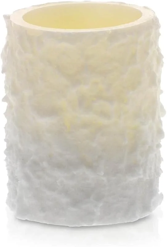 Besuche den LED Universum-Store LED Universum - LED Kerze Elara 10cm, Echtwachskerze in Schneeoptik weiß, Flackereffekt, warmweißes Licht, 5h Timer, Batteriebetrieben 3x AAA (nicht inklusive) (Elara 10 cm) — Kerzenlicht Abendessen