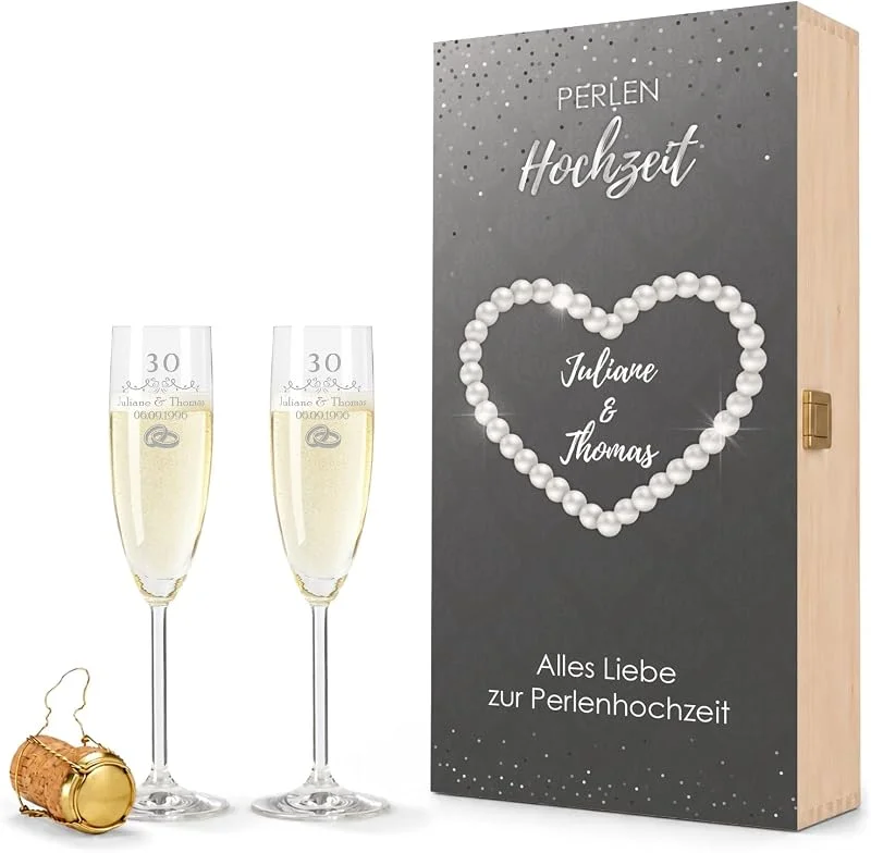 Besuche den GRAVURZEILE-Store GRAVURZEILE Sektgläser mit Gravur - Perlenhochzeit 30 Jahre - Personalisiert mit Namen & Datum inkl. Holzkiste - Geschenk zur Hochzeit Verlobung Jahrestag — Wein und Festtafel