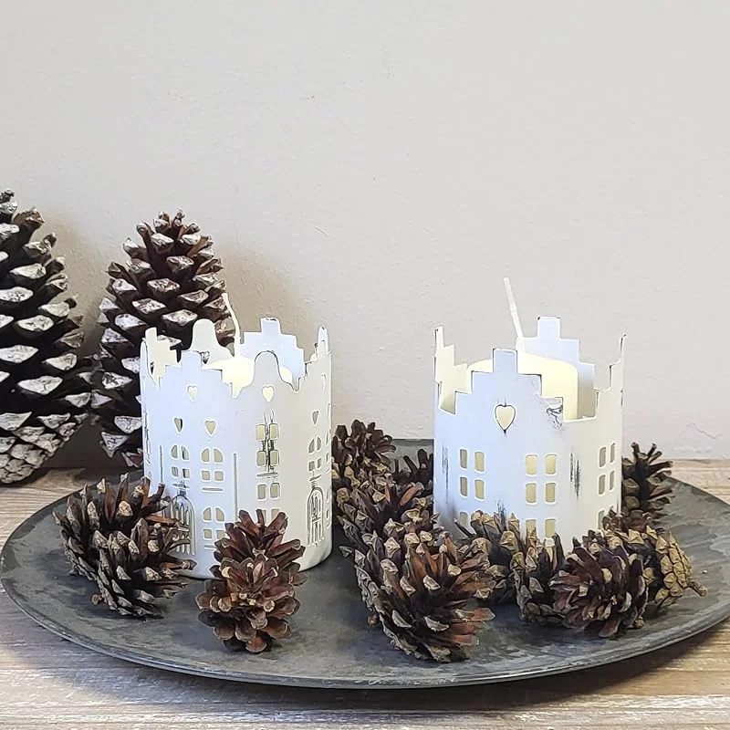 Besuche den Storm's Gartenzaubereien-Store Windlicht 2er Set - Weißes Metall Windlicht in Hausform - Tischdekoration für Teelichter Stumpenkerzen - Kerzenhalter Metallhaus — Advent und Tisch