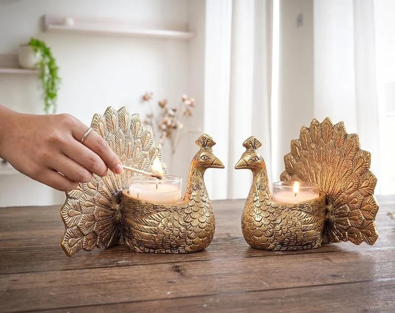 Marke: KridayKraft KridayKraft Vastu-Figur aus Metall, tanzender Pfau, für Glück und Liebe, Votivkerzenhalter für Heimdekoration, Tisch, Wohnzimmer, Büro, Schaustück, Statue zum Verschenken (Set mit 2 Stück) — Kerzenlicht Abendessen
