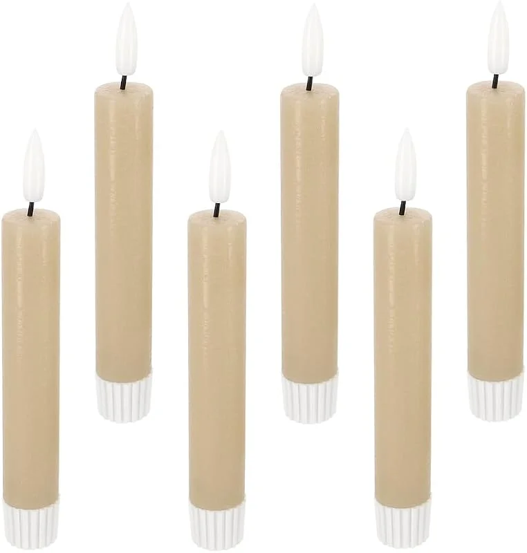 Besuche den LED Universum-Store LED Universum - 2er Set LED Echtwachs Stabkerzen beige 15cm warmweiß für 1 x AAA Batterie je Kerze (nicht enthalten) Tischdekoration für Hochzeit, Weihnachten, Feste, Partys (beige 15cm - 6er Set) — Kerzenlicht Abendessen