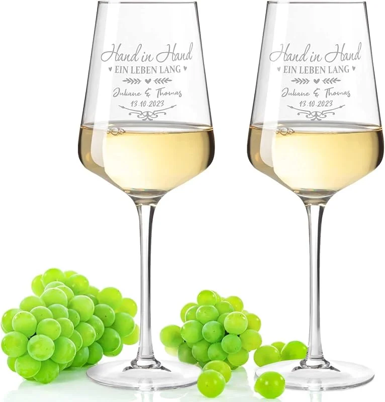 Besuche den GRAVURZEILE-Store GRAVURZEILE Weingläser mit Gravur - Hand in Hand ein Leben lang - Personalisiert mit Name & Datum im 2er Set - Geschenk zur Hochzeit, Verlobung oder zum Jahrestag — Wein und Festtafel