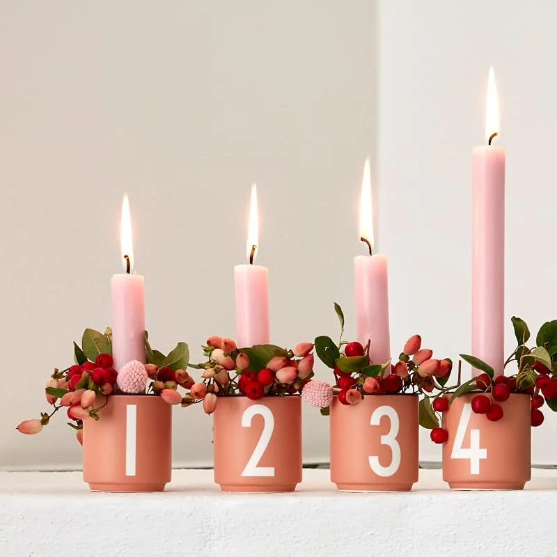 Besuche den Design Letters-Store Design Letters Adventstassen 1–4 Nude, 4er Set Espressotassen aus Porzellan 50 ml mit Zahlen – Kerzenhalter für modernen Adventskranz, Adventsdeko und Weihnachtsdeko — Advent und Tisch