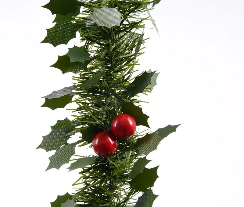 Marke: Izaneo Weihnachtsgirlande 2.7m x ca. 10cm mit Stechpalme und Beeren Grasgirlande grün — Weihnachtsdeko