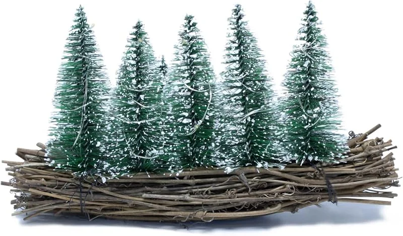 Besuche den Spetebo-Store LED Deko Wald mit 27 LED in warm weiß beleuchtet - 25 x 14 cm - Kleine Tannen mit Schnee auf Holz - Weihnachtsdeko Tannenwald mit Kunstschnee Advent Tischdeko Winter Fensterdeko Batterie betrieben