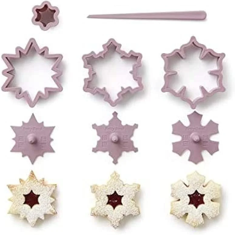 Besuche den Betty Bossi-Store Betty Bossi Ausstecher-Set Keks Schneeflocken 3-teilig, spülmaschinengeeignet, inkl. Mini-Stern-Ausstecher und Reinigungsstäbchen, Perfekt für Spitzbuben, Zimtsterne, Weihnachtsplätzchen — Weihnachtskueche