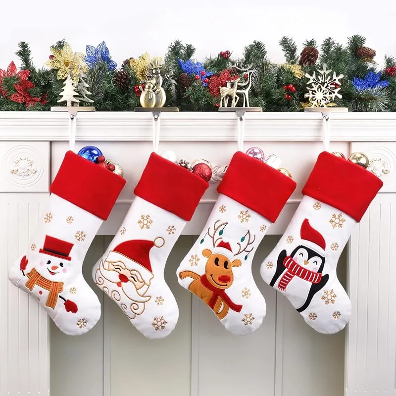 Marke: BABESA Weihnachtsstrümpfe, Weihnachtssocken, Weihnachtsgeschenktüten, Weihnachtsstrümpfe, Set mit 4 großen Weihnachtsstrümpfen for Familie, Kinder, Urlaub, Kamin, hängender Strumpf, rot, weiß, Heimparty, Wei — Weihnachtsdeko