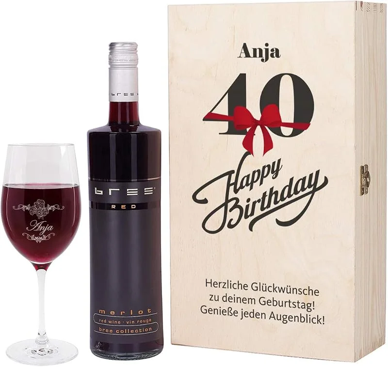 Besuche den Herz & Heim-Store Herz & Heim® Bree Wein-Geschenk zum 40. Geburtstag mit graviertem Weinglas und Bree Wein zur Auswahl in Präsentbox Rot — Wein und Festtafel