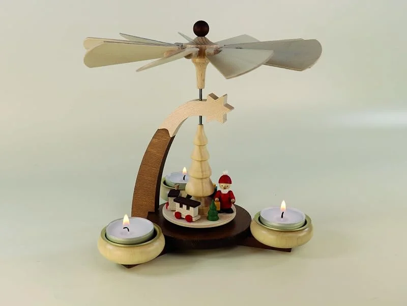 Marke: Kunsthandwerk Ullrich Tischpyramide Weihnachtsmann mit Schlitten und Eisenbahn bunt BxH 19, 5x19cm NEU Holzpyramide Tischdekoration Dekoration Weihnachten Wärmespiel Lichter Figur Edelholz Seiffen Erzgebirge Holz Flügel — Weihnachtsdeko