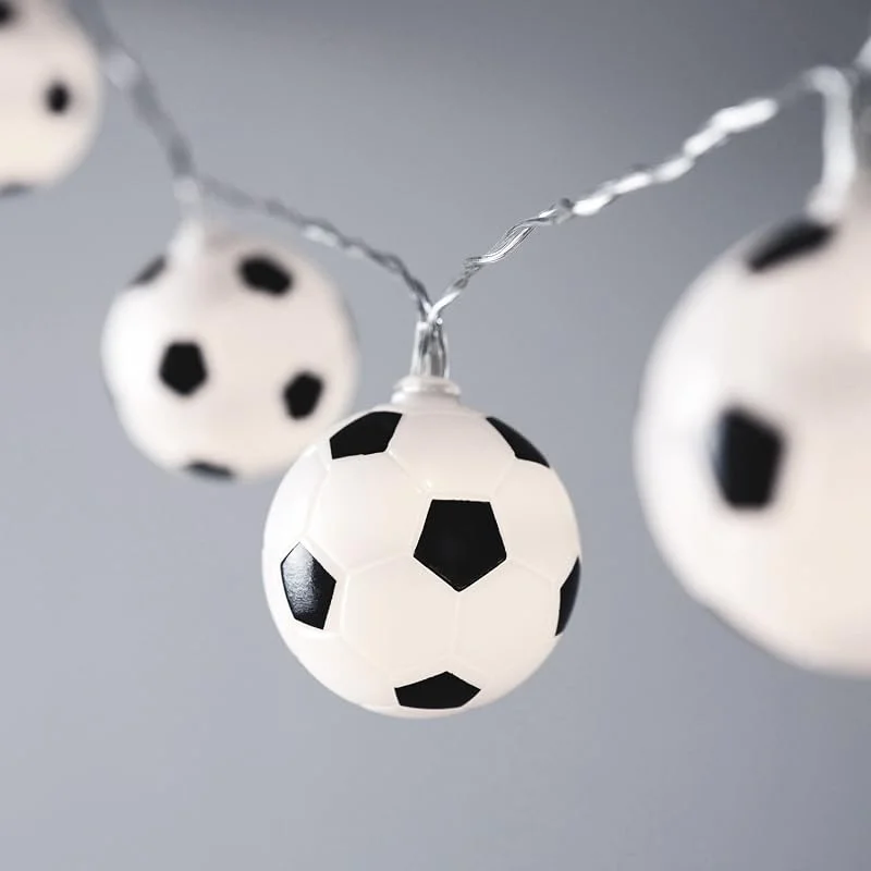 Besuche den Lights4fun-Store Lights4fun Fußball-Lichterkette, 10 LED-Fußbälle mit warmweißem Licht, Batteriebetrieben & Timer, Kinderzimmer & Party Deko, Geschenk Jungen Mädchen, Fußball WM 2026 Deko, 1, 85 m, Schwarz, Weiß — Kerzenlicht Abendessen