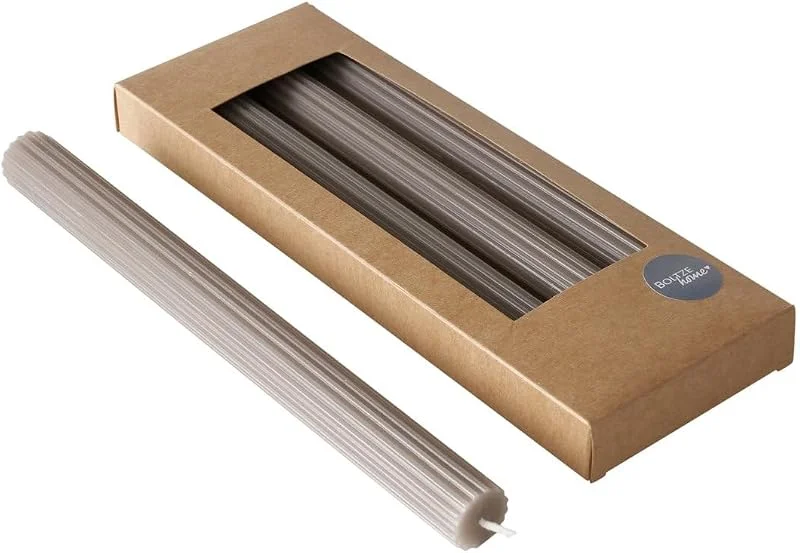 Marke: BOLTZE BOLTZE Classic Stabkerze braun 25cm 4tlg — Kerzenlicht Abendessen