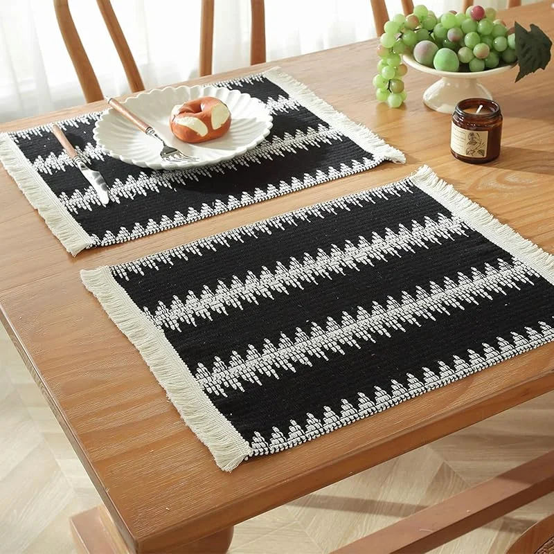 Besuche den Epinki-Store Epinki Weihnachten Tischsets Quadratisch, 2Pcs Set 45x35CM Platzsets Weihnachten Modern Geflochten mit Wald Muster aus Baumwolle Leinen, Tischmatte Schreibtisch Schwarz für Esstisch, Antifouling — Küche & Haushalt