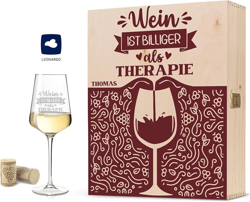Besuche den GRAVURZEILE-Store GRAVURZEILE Weißweinglas - Wein ist billiger als Therapie - Mit Wunschnamen - inkl. bedruckter Holzkiste - Geschenk zum Geburtstag für Sie & Ihn - für echte Weingenießer — Wein und Festtafel