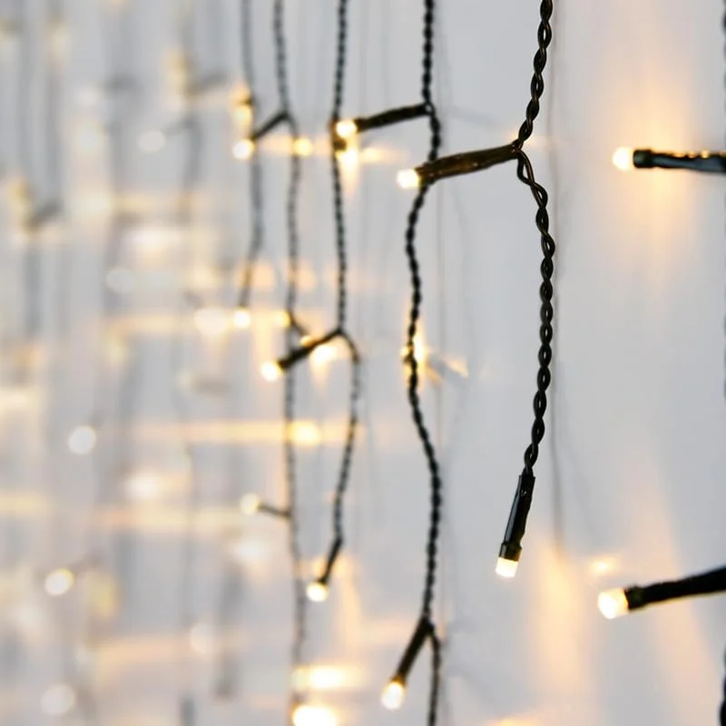 Besuche den Spetebo-Store Eisregen Lichtervorhang warm weiß für Außen mit Stecker - 90 LED — Weihnachtsbeleuchtung