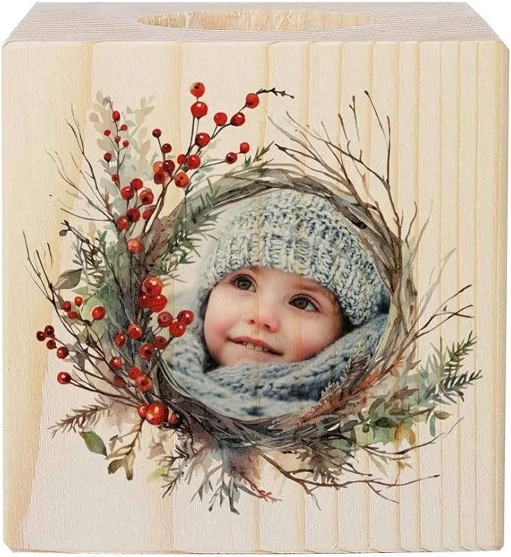 Besuche den Herz & Heim-Store Herz & Heim® Teelichthalter aus Holz mit festlichem Kranz und eigenem Foto personalisiert — Advent und Tisch