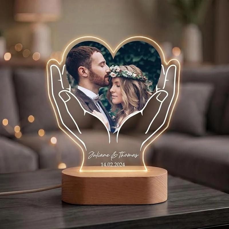 Besuche den GRAVURZEILE-Store GRAVURZEILE Beleuchtetes Acrylglas - Herz in Händen - Personalisierte mit Foto, Namen & Datum - Pärchengeschenk zum Jubiläum - Geschenk zur Hochzeit Valentinstag für Sie & Ihn — Kerzenlicht Abendessen