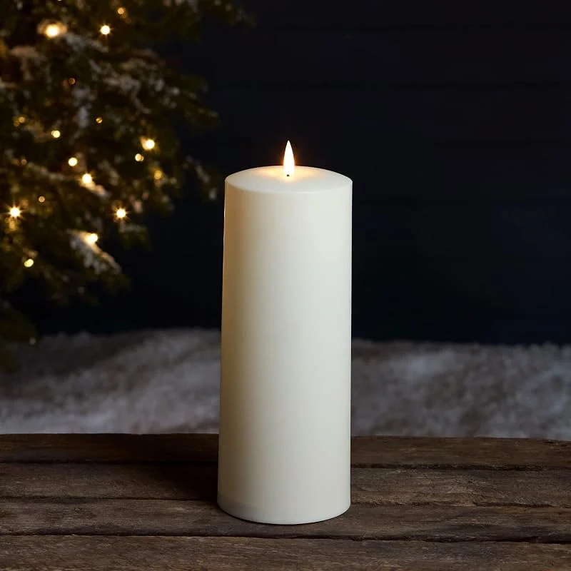 Besuche den Lights4fun-Store Lights4fun TruGlow® LED Kerze Stumpenkerze mit warmweißer flackernder LED Flamme und Timer Zeitschaltuhr batteriebetrieben für außen Outdoor Garten Balkon Terrasse Laternen 25 cm [Energieklasse A++] — Kerzenlicht Abendessen