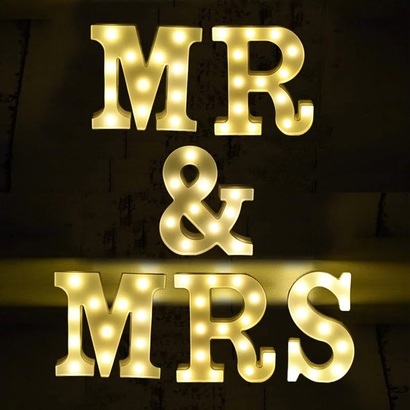 Marke: Kopper-24 Mr & Mrs Schriftzug - LED Deko Buchstaben - 22 cm - Lampe beleuchtet Hinstellen Hochzeit Schriftzug Wort Batterie Lechtdeko Alphabet Liebe Romantisch Wohnzimmer Leuchtbuchstaben Hochzeit Dekoration — Kerzenlicht Abendessen